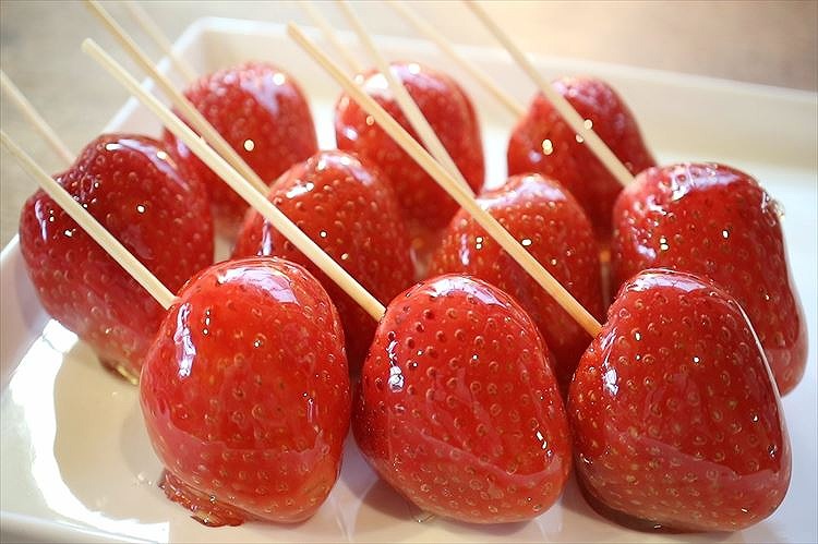 いちご飴のような艶やかなスイーツ